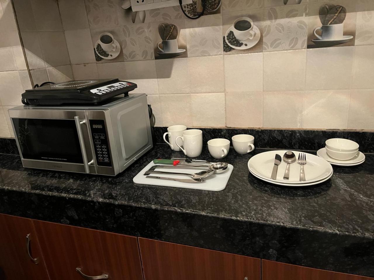 Aura Luxury Studio I Couple Friendly I Near Golf Course Road, Sector 57, Gurgaon Exteriör bild