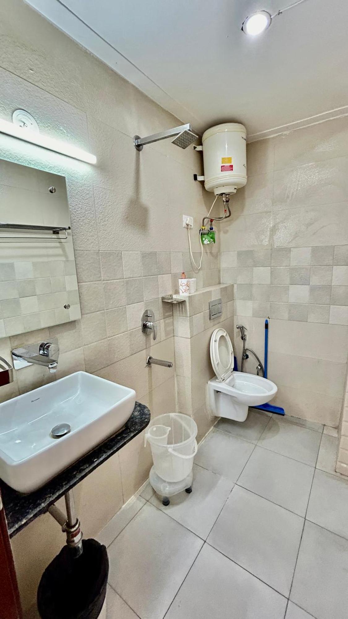 Aura Luxury Studio I Couple Friendly I Near Golf Course Road, Sector 57, Gurgaon Exteriör bild