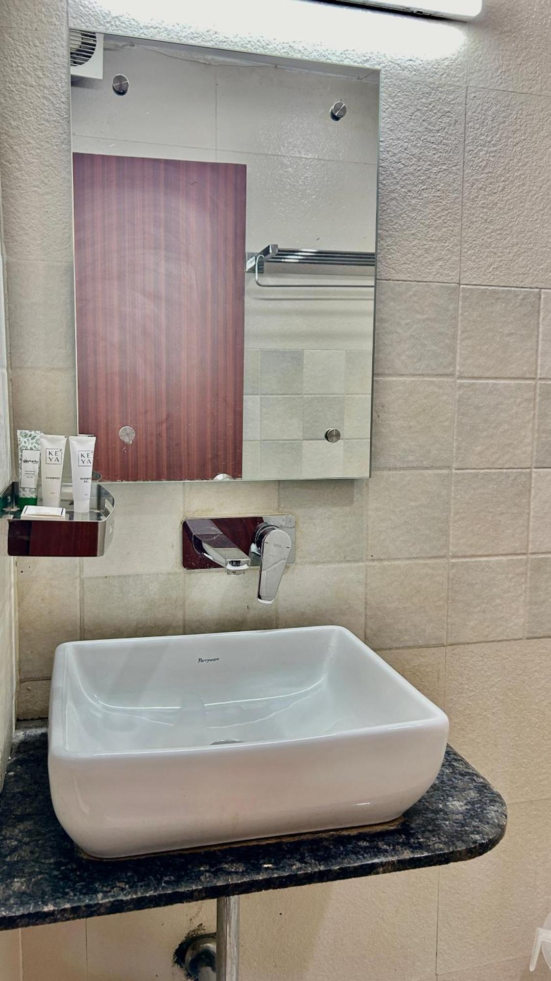 Aura Luxury Studio I Couple Friendly I Near Golf Course Road, Sector 57, Gurgaon Exteriör bild