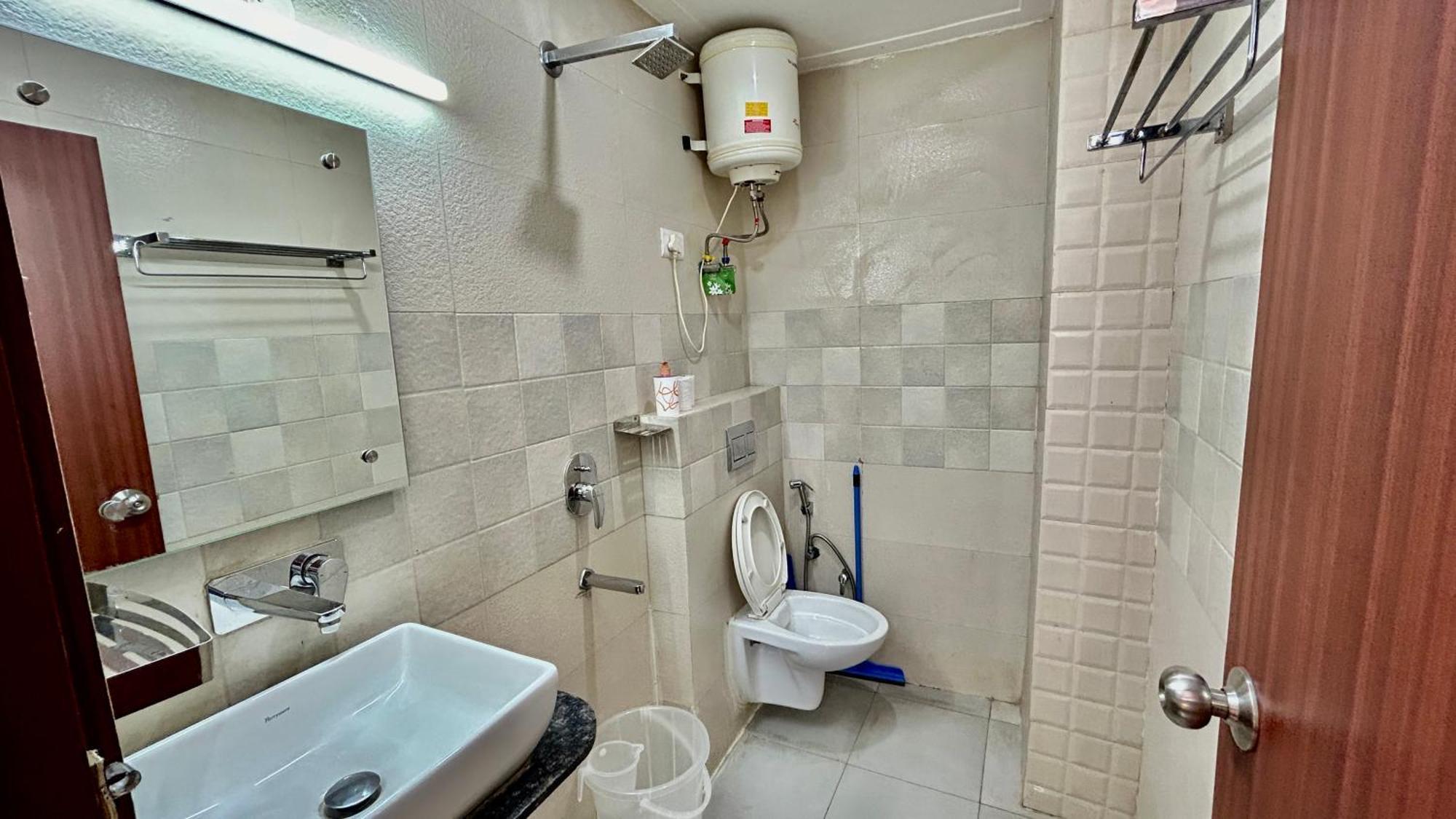 Aura Luxury Studio I Couple Friendly I Near Golf Course Road, Sector 57, Gurgaon Exteriör bild