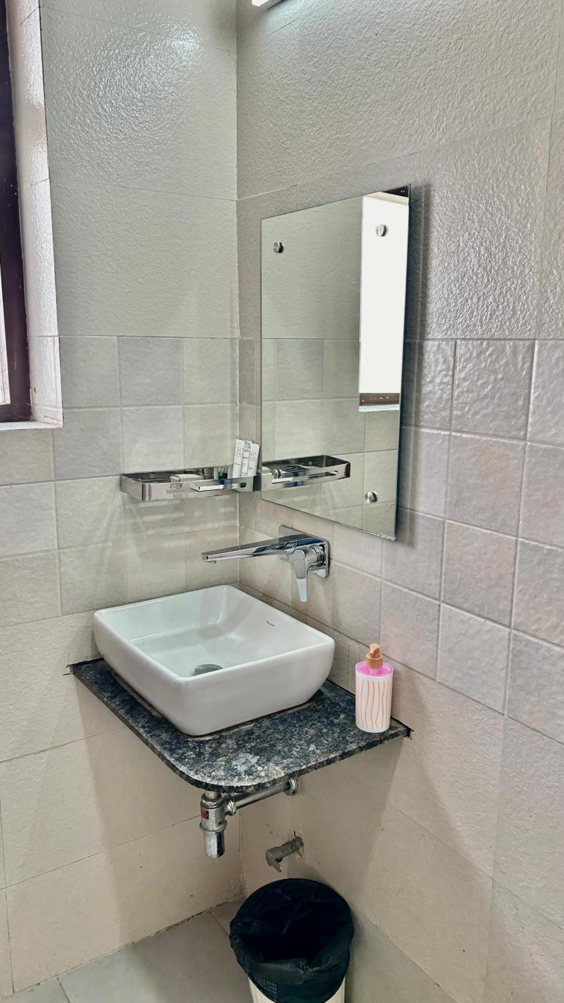 Aura Luxury Studio I Couple Friendly I Near Golf Course Road, Sector 57, Gurgaon Exteriör bild